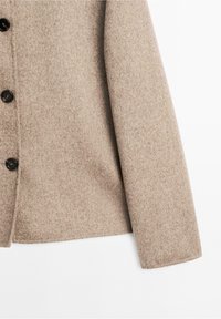 Beige uld-blend frakke med en tekstureret overflade, der har fem sorte knapper, en lige pasform og lange ærmer.