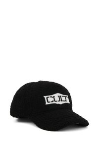 Cappello nero realizzato in materiale peloso, con visiera curva e una toppa rettangolare bianca con testo nero che recita "CULT." Superficie testurizzata.