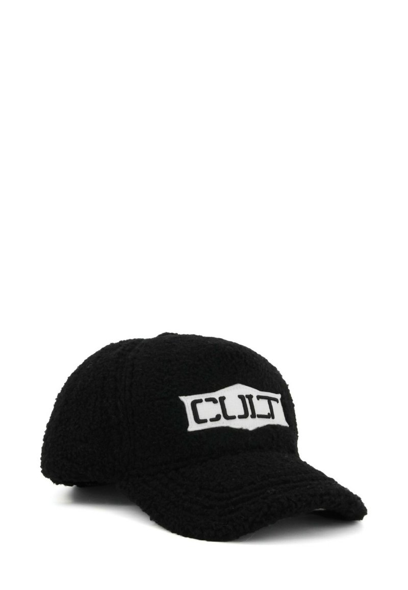 Cappello nero realizzato in materiale peloso, con visiera curva e una toppa rettangolare bianca con testo nero che recita "CULT." Superficie testurizzata.