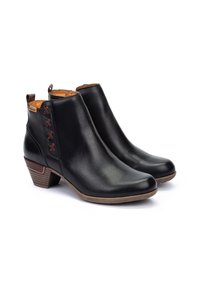 Botines de cuero negro hasta el tobillo con tacones bajos apilados, costuras marrones y cordones decorativos marrones en el costado.