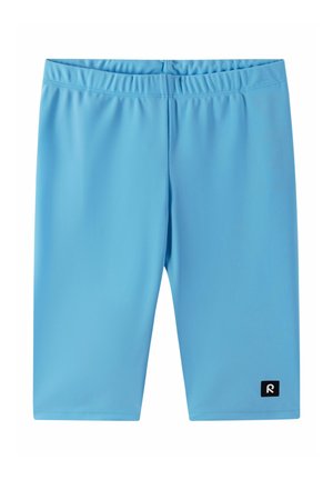 Jasnoniebieskie kąpielówki do kolan z elastyczną talią i małą czarną naszywką z logo na dole lewego nogawki.