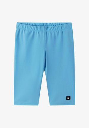 Jasnoniebieskie kąpielówki do kolan z elastyczną talią i małą czarną naszywką z logo na dole lewego nogawki.