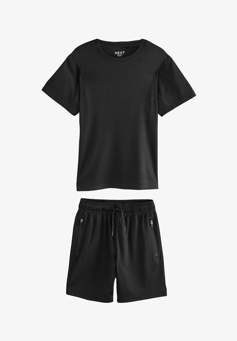 Zwarte T-shirt met korte mouwen van een textuurstof en een ronde hals, gecombineerd met zwarte shorts met een elastische tailleband en ritszakken.