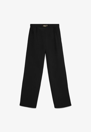 Melnas bikses ar pielāgotu dizainu, taisnu kāju formu un zelta krāsas sprādzi jostasvietā. Audums izskatās gluds.