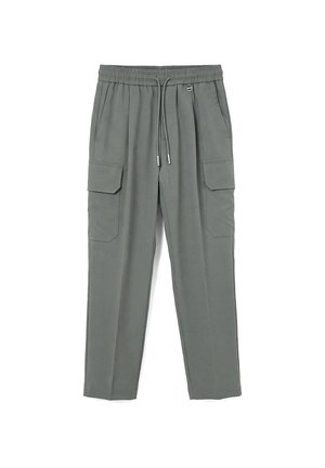 Pantalones cargo grises de hombre con cintura elástica, cordón, bolsillos laterales con solapa y perneras rectas sobre un fondo blanco.