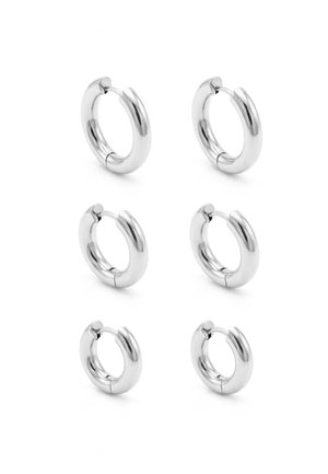 Trois paires de boucles d'oreilles créoles en argent brillant en petites, moyennes et grandes tailles, disposées en deux colonnes sur fond blanc.