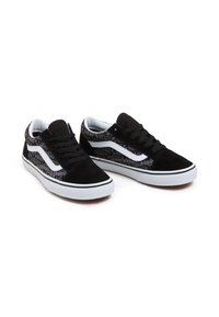 Sneaker in suede nero con una striscia laterale bianca, un motivo logo in bianco e nero sul tallone e suole in gomma bianca.