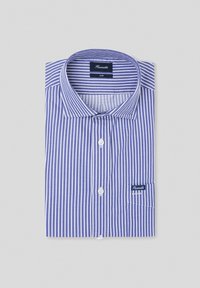 Camicia a righe blu e bianche con colletto, caratterizzata da un logo sulla tasca e realizzata in cotone morbido. Piegata ordinatamente su uno sfondo neutro.