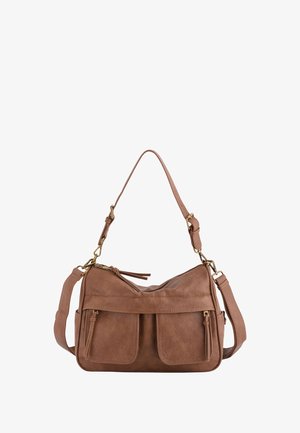 Bolso de hombro de cuero marrón con dos bolsillos frontales, correa ajustable, herrajes dorados y un acabado texturizado. Parte superior cerrable con detalle de borlas.