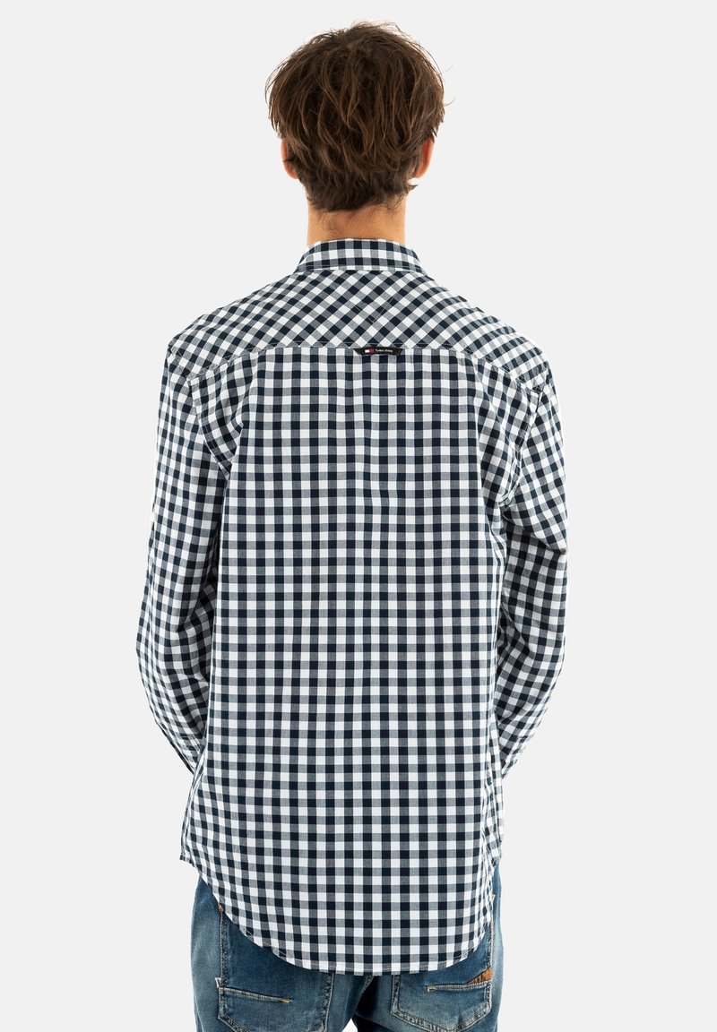 Lange mouwen knoopsluiting overhemd in een marineblaue en witte ruitpatroon, met een klassieke kraag en een logo-tag aan de achterkant. Zacht katoenmateriaal.