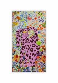 Léopard stylisé violet avec des taches noires sur un fond floral multicolore présentant des motifs bleus, jaunes et oranges.
