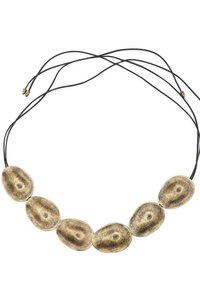 Collana con cinque perle metalliche ovali in una finitura bronzo testurizzata, sospesa a due cordini neri con estremità regolabili.