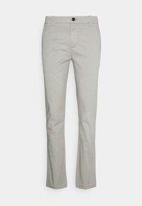 Pantalons slim gris clair avec bouton avant, passants de ceinture et tissu texturé subtil sur fond blanc.