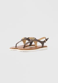 Hnědé sandály s vzorem a páskem mezi prsty, se zlatým logem a měkkou béžovou podrážkou s bílým okrajem.