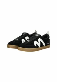 Sneaker in suede nero con accenti e logo bianchi. Presentano una suola in gomma testurizzata e lacci piatti. Design snello con colletto imbottito.