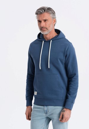 Felpa blu in cotone con tasca frontale, cappuccio con coulisse e polsini a costine. Presenta un piccolo etichetta con logo sull'orlo inferiore.