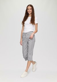 QS CAPRI MIT SCHMALEM BEINVERLAUF - Kalhoty - grau