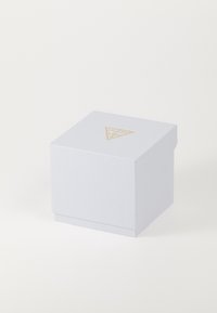 Hvit teksturert gaveeske med et gyllent trekantet logo på toppen, med et rent design og et tett lokk.