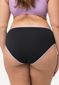 Slip neri a vita alta con profili lilla. Tessuto morbido, design senza cuciture e copertura totale. Nessun motivo o hardware visibile.