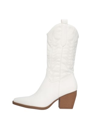 Hvide cowgirl støvler med tekstureret overdel, spids tå og en stablet træhæle. Detaljeret syning langs skaftet tilføjer visuel interesse.