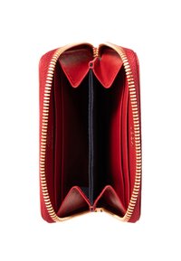 Rood leren portemonnee met een gouden rits, voorzien van twee compartimenten en een soepele textuur, interieur gevoerd met donkere stof.