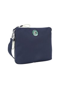 Borsa a tracolla in nylon blu navy con zip argentata, tracolla regolabile e un'emblema rotondo verde sul fronte. Texture liscia, forma rettangolare.