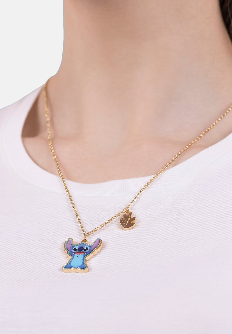 Collana in oro con ciondolo a forma di Stitch in smalto blu con dettagli rosa e un piccolo ciondolo a forma di cuore.