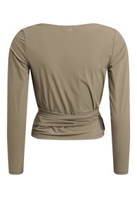 Dug rukav majica u svijetloj bež boji, izrađena od glatkog materijala. Ima uski siluetu s nabrusima u struku i širokim izrezom.