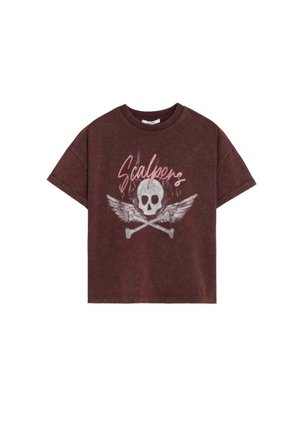 Camiseta de manga corta de color marrón oscuro con un gráfico de calavera alada y huesos cruzados y la palabra "Scalpers" en letra rosa encima.
