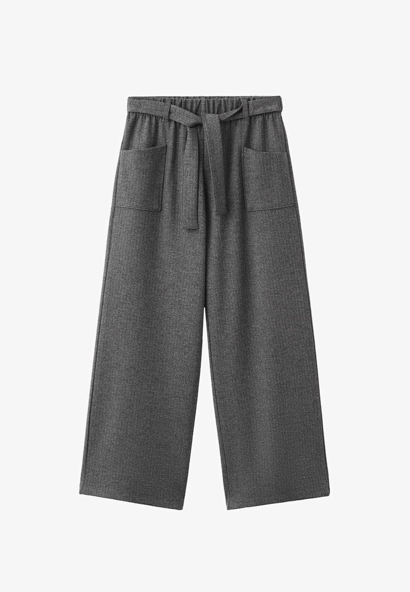 Pantalons larges gris avec une texture en tissu, taille élastique, ceinture nouée, et deux poches plaquées à l'avant.