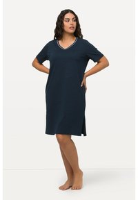 Námornícky modré šaty s krátkym rukávom a bielymi bodkami, s výstrihom do V, bočnými rozparkami a voľným strihom. Vyrobené z mäkkej tkaniny pre pohodlie.