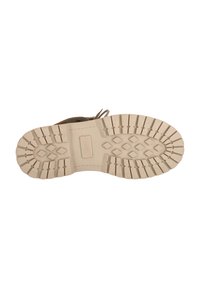 Braune Schuhsohle mit tiefen, robusten Profilen; Gummimaterial; runde Form; minimales Muster; zentraler rechteckiger Bereich für Logo oder Branding.