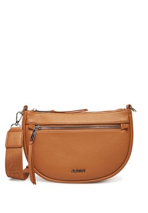 Brązowa skórzana torebka na ramię w kształcie półksiężyca z kieszenią na suwak w kolorze srebrnym, odpinanym szerokim paskiem z tkaniny oraz metalowym logo "JENNY" na środku z przodu.