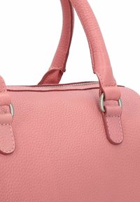 Borsa a tracolla rosa in pelle con una superficie testurizzata, doppi manici con accessori in argento e chiusura a zip sulla parte superiore.