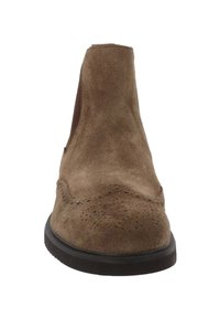 Bottine Chelsea en daim marron avec perforation en forme d'aile et semelle noire, vue de face sur fond blanc.