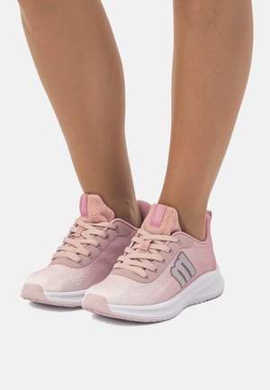 Zapatillas deportivas rosa claro con detalles de malla y textura, con cordones redondos y una suela blanca con sutiles acentos del logo.