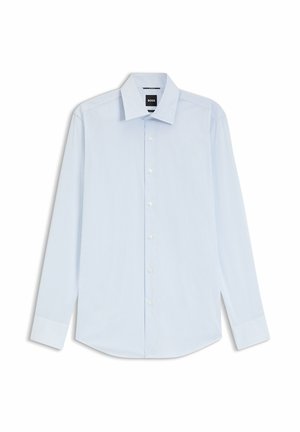 Lichtblauw overhemd met lange mouwen met fijne verticale strepen, knoopsluiting aan de voorkant, klassieke kraag en manchetten, plat gelegd.