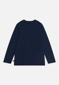 Langermet skjorte i marinblå farge laget av myk bomull. Har en rund halslinning og en liten logomerking nær sømmen.