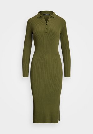 Abito verde oliva a coste con maniche lunghe, colletto a polo, chiusura con bottoni e spacco laterale all'orlo. Realizzato in un tessuto a maglia elasticizzato.