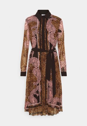 Pitkähihainen, kauluksellinen mekko, jossa leopardenkuvio ja vaaleanpunaiset paisley-kuviot, musta vyötärönauha ja kalvosimet läpikuultavassa kankaassa.