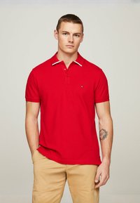 Tommy Hilfiger MONOTYPE UNDERCOLLAR  - Polo - primary red