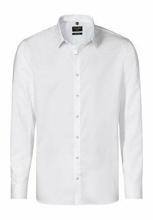 Camicia bianca a maniche lunghe con bottoni, realizzata in morbido tessuto di cotone, presenta un colletto classico e bottoni argentati lungo la patta anteriore.