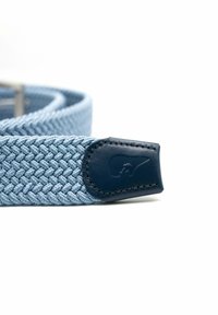 Spleciony jasnoniebieski pasek materiałowy z ciemnoniebieskim skórzanym końcem z wytłoczonym logo, prezentujący plecioną teksturę i gładkie wykończenie.