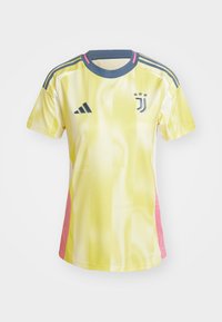 Gul mesh-tröja med blå krage och rosa detaljer, försedd med Juventus-logotypen och tre stjärnor ovanför. Korta ärmar och ventilerande tyg.