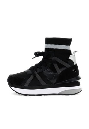 Baskets montantes noires avec un design type chaussette, en nylon et cuir, tige élastique avec une bande grise, et une semelle intermédiaire blanche.