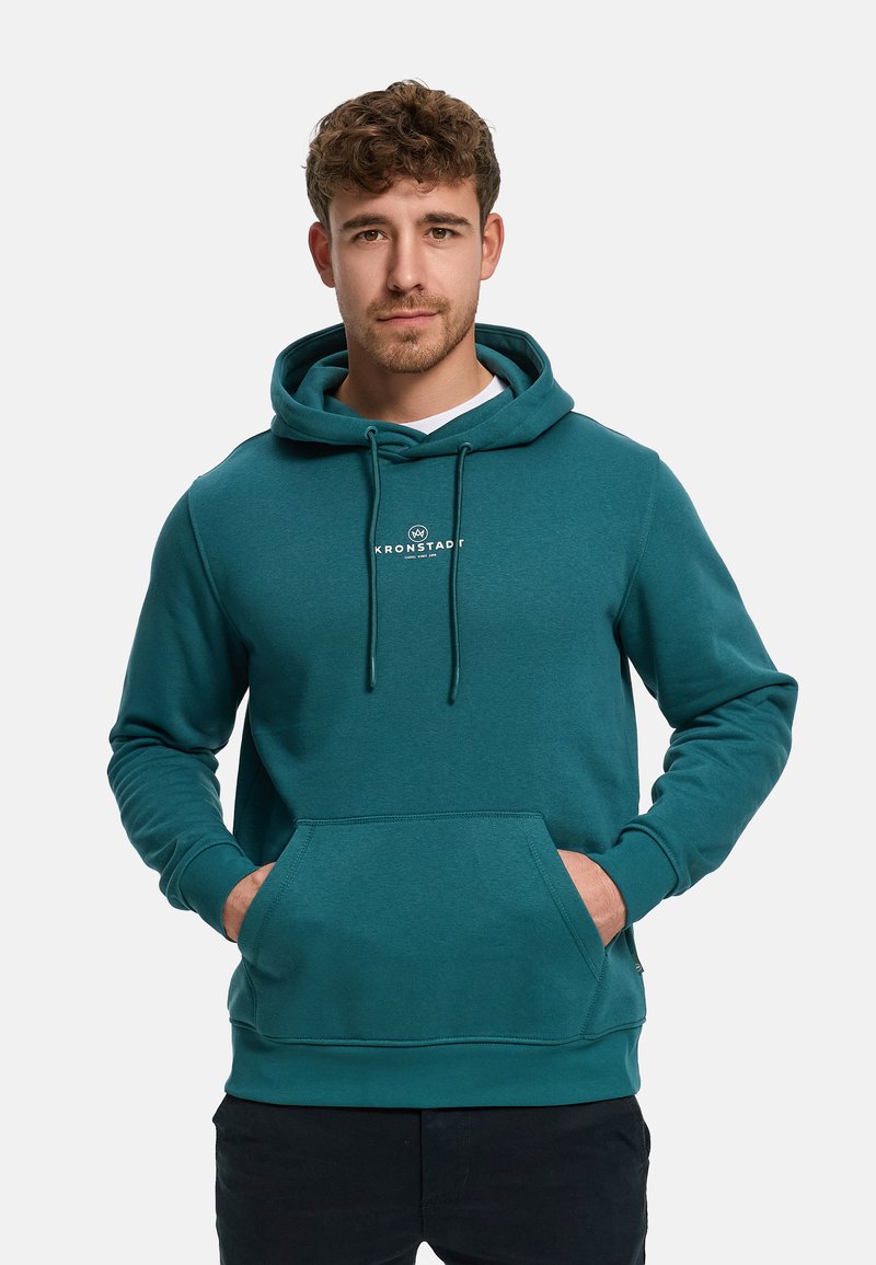 Sudadera de algodón verde azulado con bolsillo canguro, capucha ajustable con cordón y un pequeño logo blanco en el pecho. Corte regular y puños acanalados.