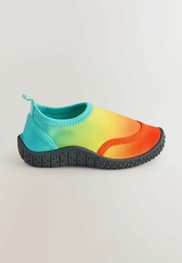Scarpa slip-on dai colori vivaci con un design a gradiente che va dal turchese all'arancione, dotata di una suola in gomma nera testurizzata e di un pratico tab sul retro.
