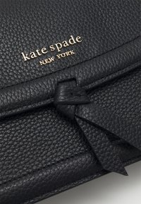 kate spade new york KNOTT PEBBLED FLAP CROSSBODY - Cross body bag - black