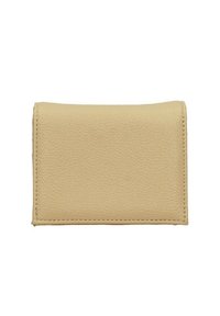 Cartera de cuero beige con un acabado texturizado, diseño plegado y costuras en contraste. No presenta herrajes ni adornos visibles.