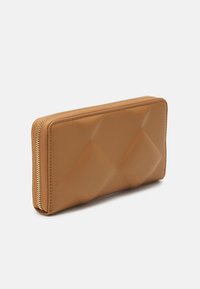 Calvin Klein LOCK QUILT WALLET - Piniginė - brown sugar